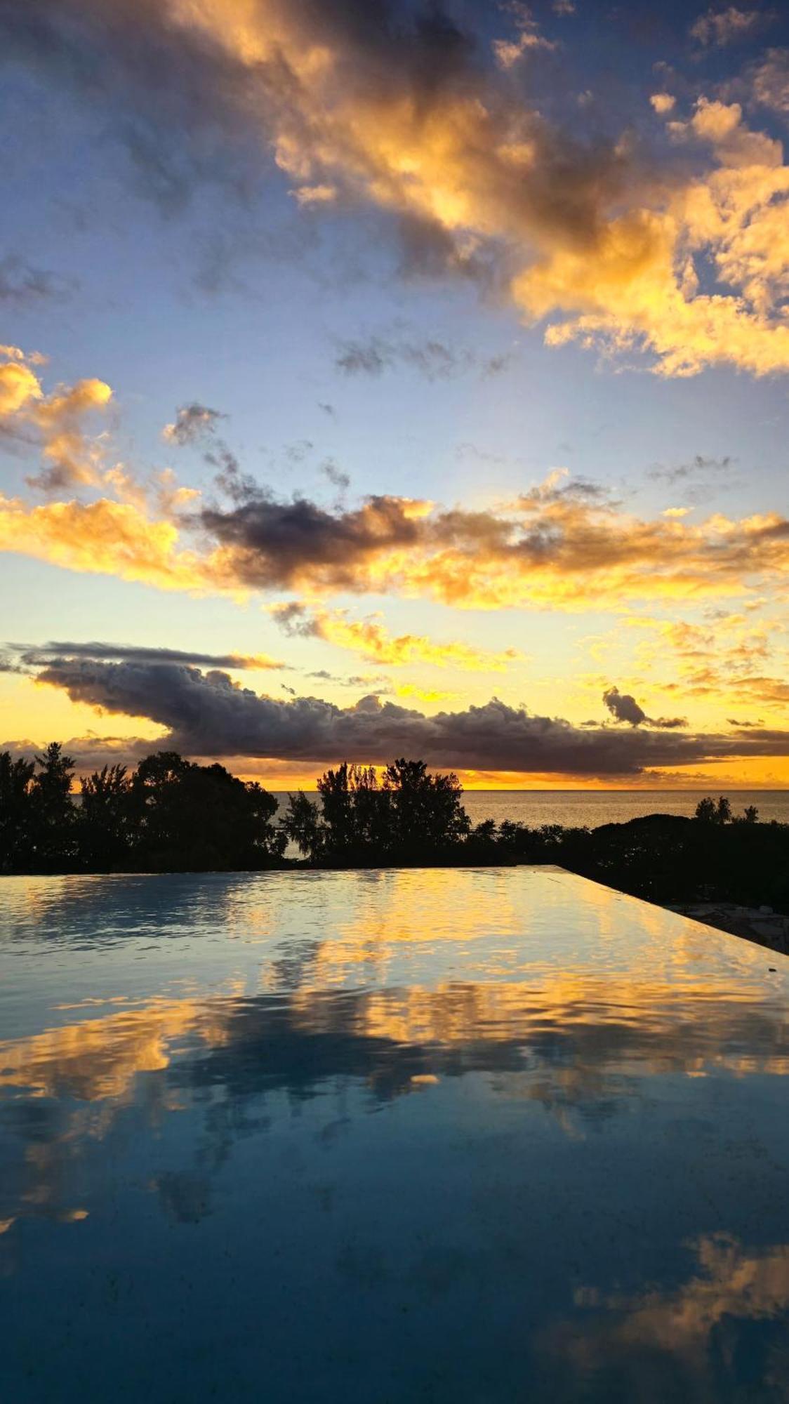 Luxury Penthouse With Infinity Pool & Stunning Sea View Lägenhet Flic-en-Flacq Exteriör bild